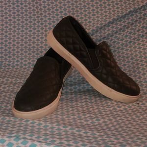 Steve madden black quilted shoes